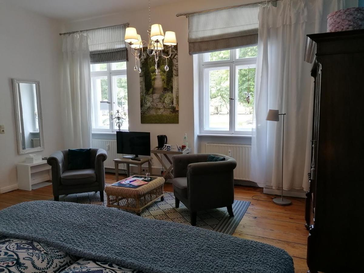 Bed&Breakfast Wagner "Im Alten Pfarrhaus" ノイルピーン エクステリア 写真